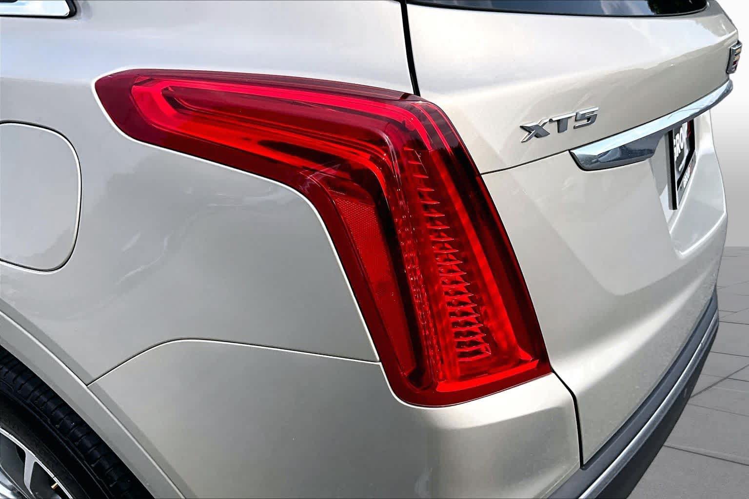 Used 2017 Cadillac XT5 Luxury w/ Driver Awareness Package FWD image 29
