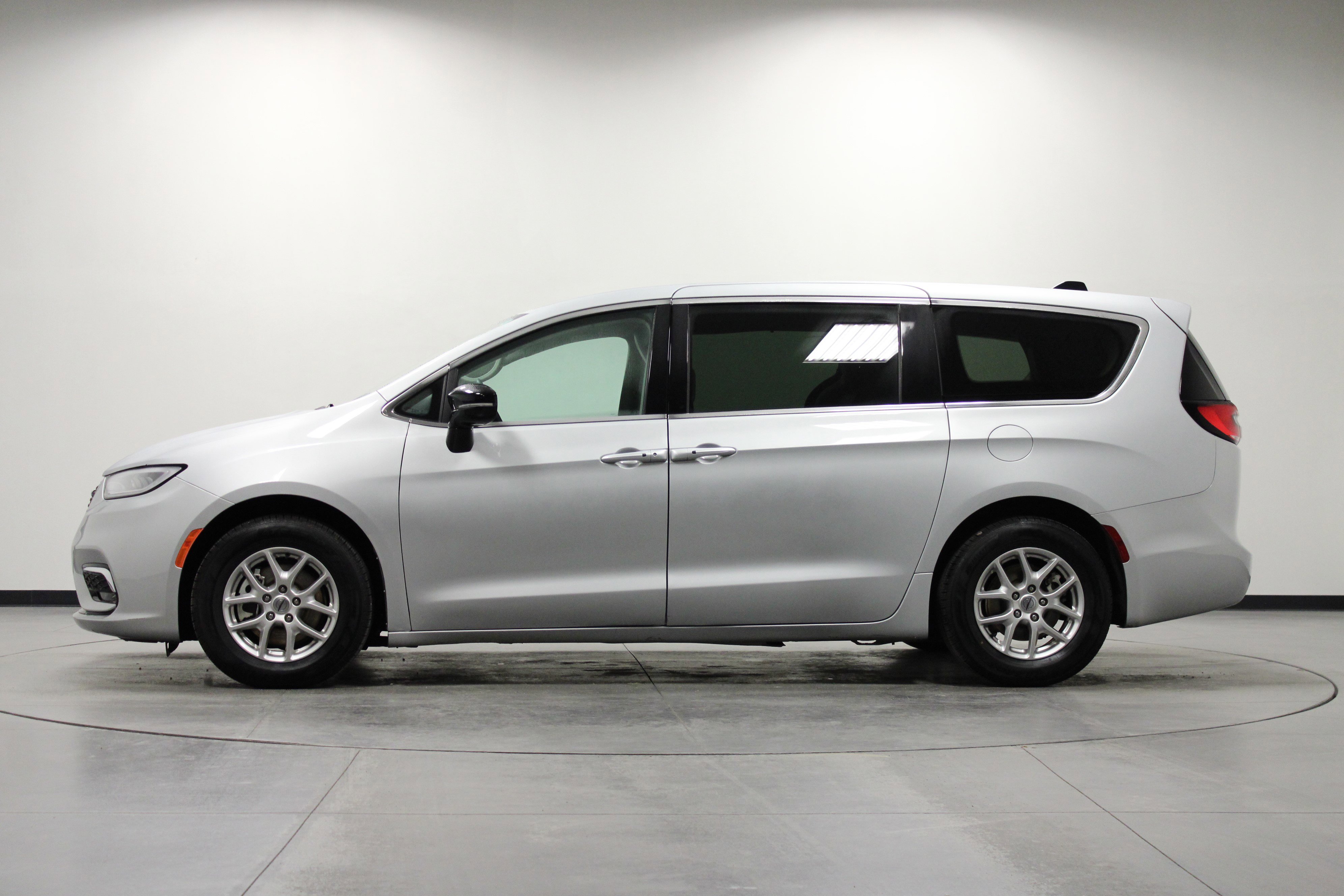 Used 2024 Chrysler Pacifica Touring-L image 7