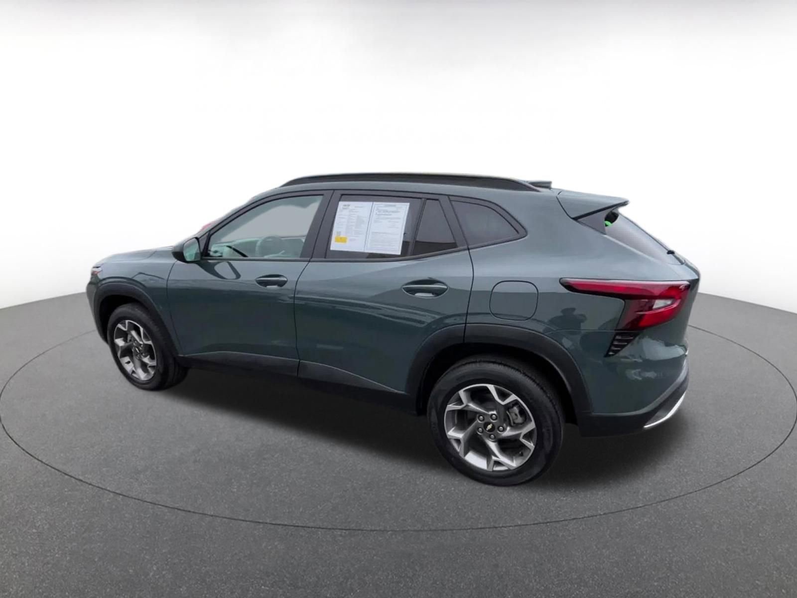 Used 2025 Chevrolet Trax LT FWD image 10
