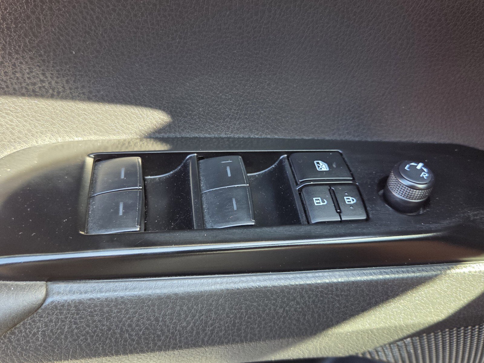 Used 2025 Toyota Camry SE image 13