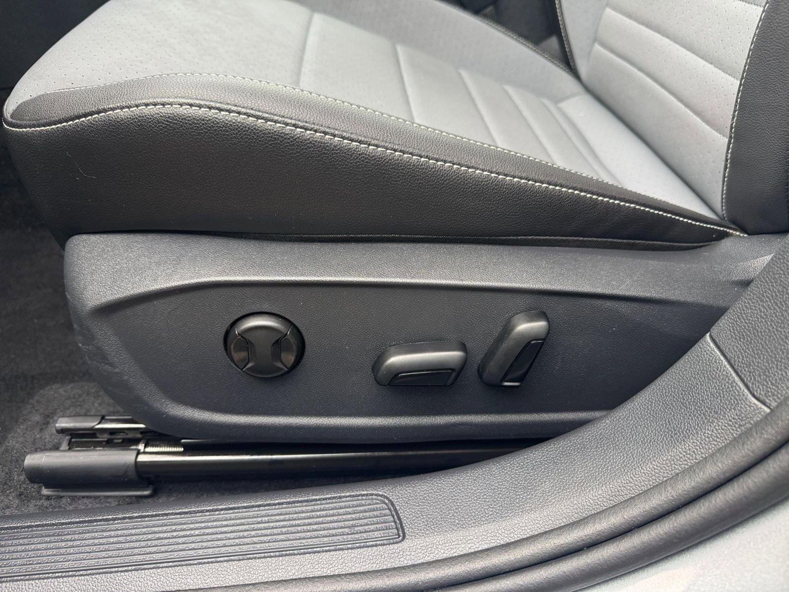 Used 2025 Volkswagen Jetta SE image 23