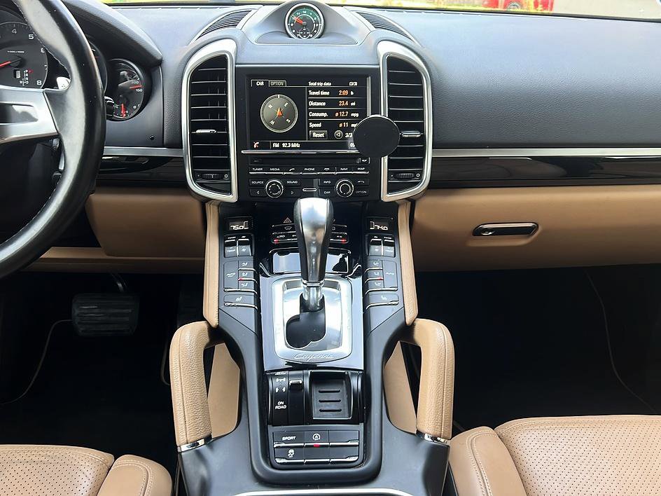 Used 2014 Porsche Cayenne Platinum Edition AWD/4WD image 18