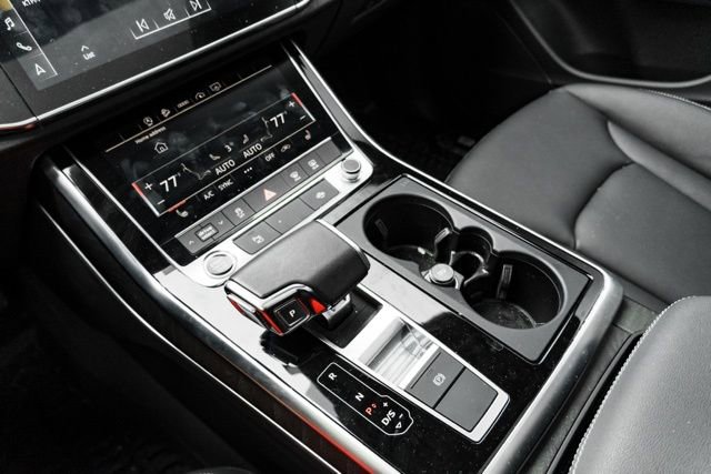 Used 2023 Audi Q8 Premium image 18
