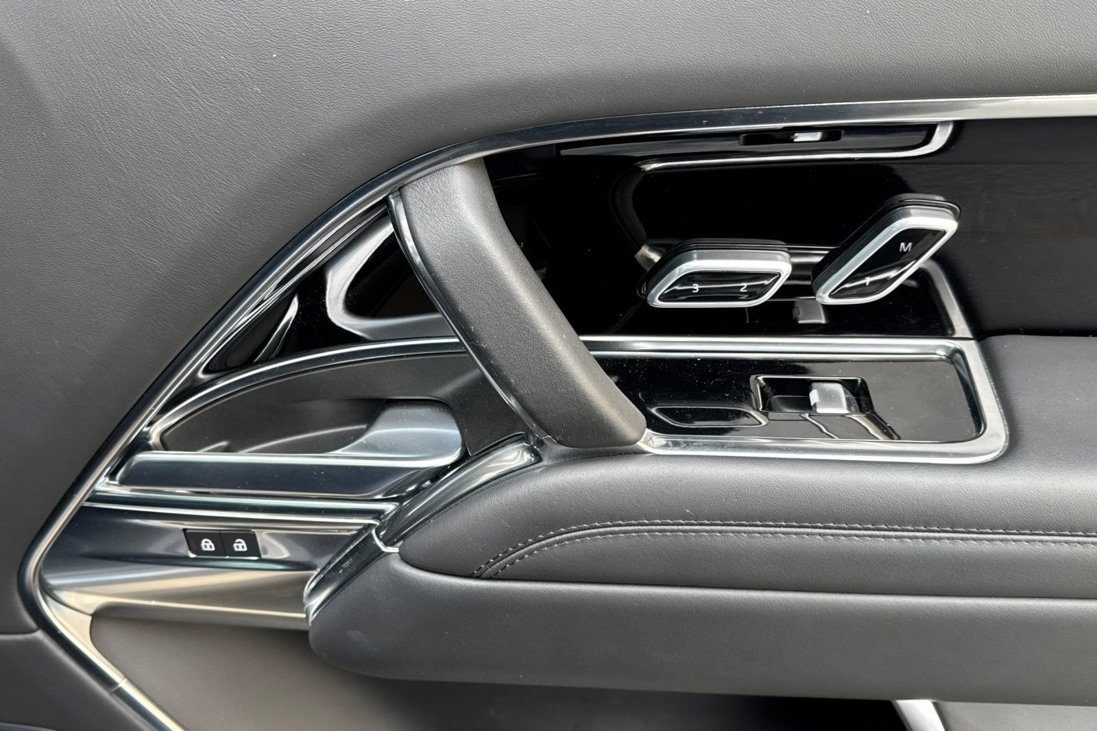 Used 2023 Land Rover Range Rover Autobiography image 19