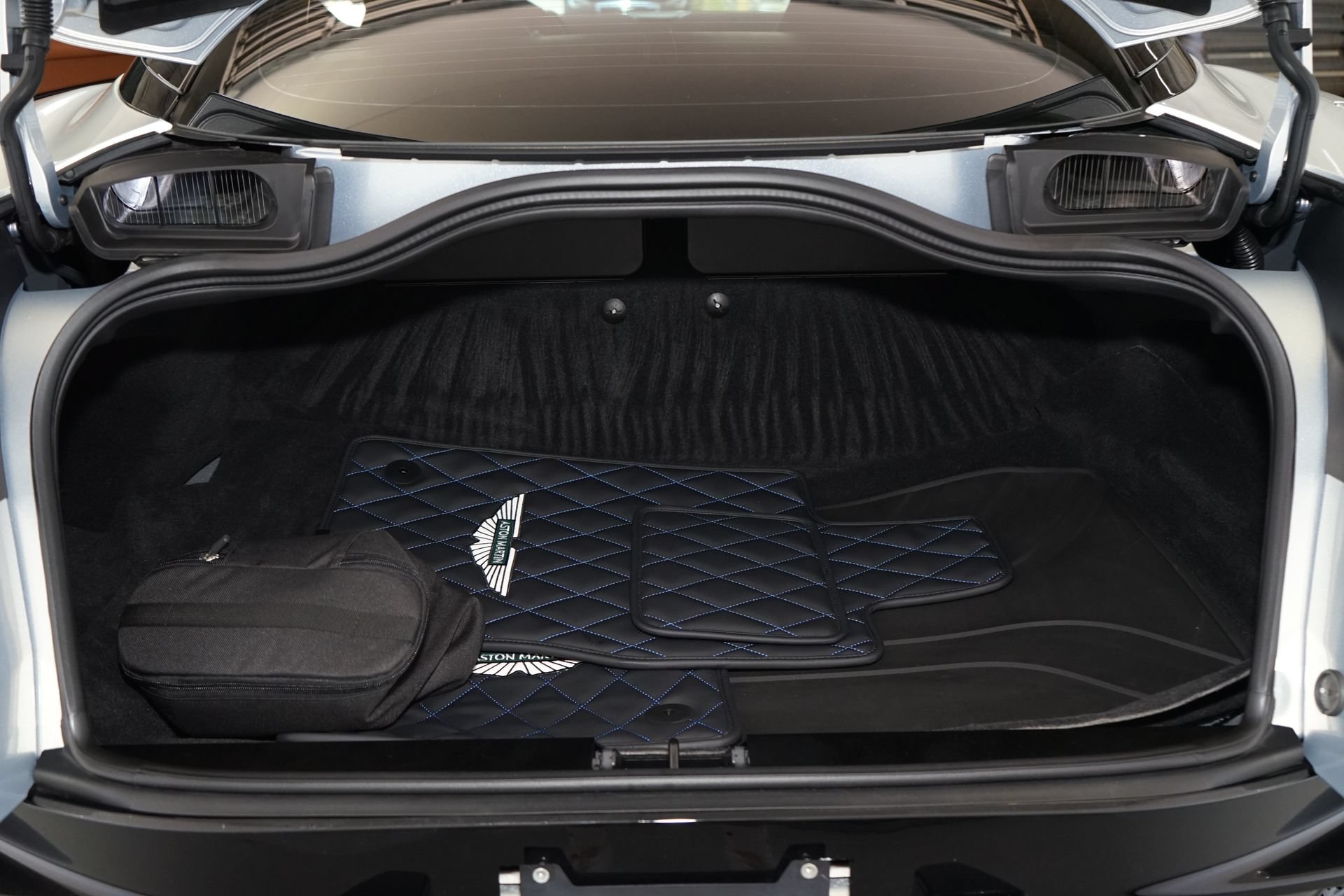 Used 2025 Aston Martin DB12 Coupe RWD image 34