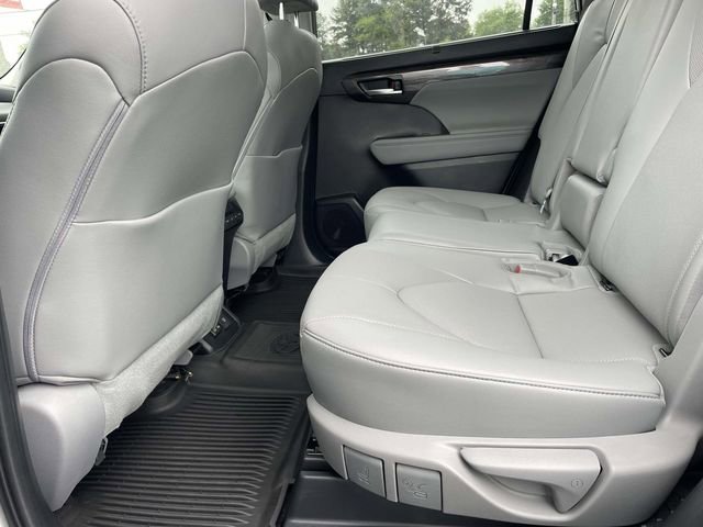 Used 2023 Toyota Highlander Limited FWD image 11