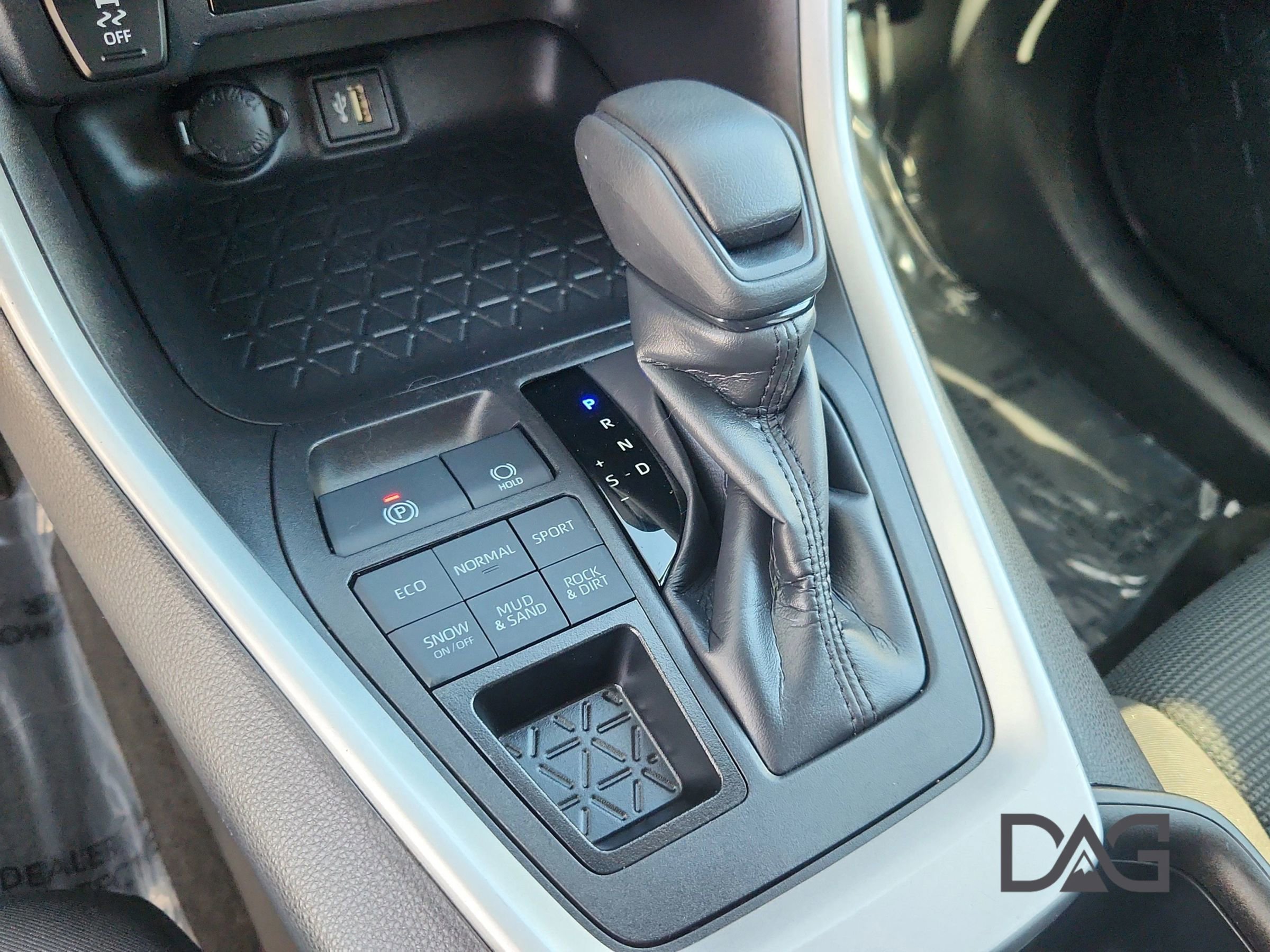 Used 2024 Toyota RAV4 LE image 32