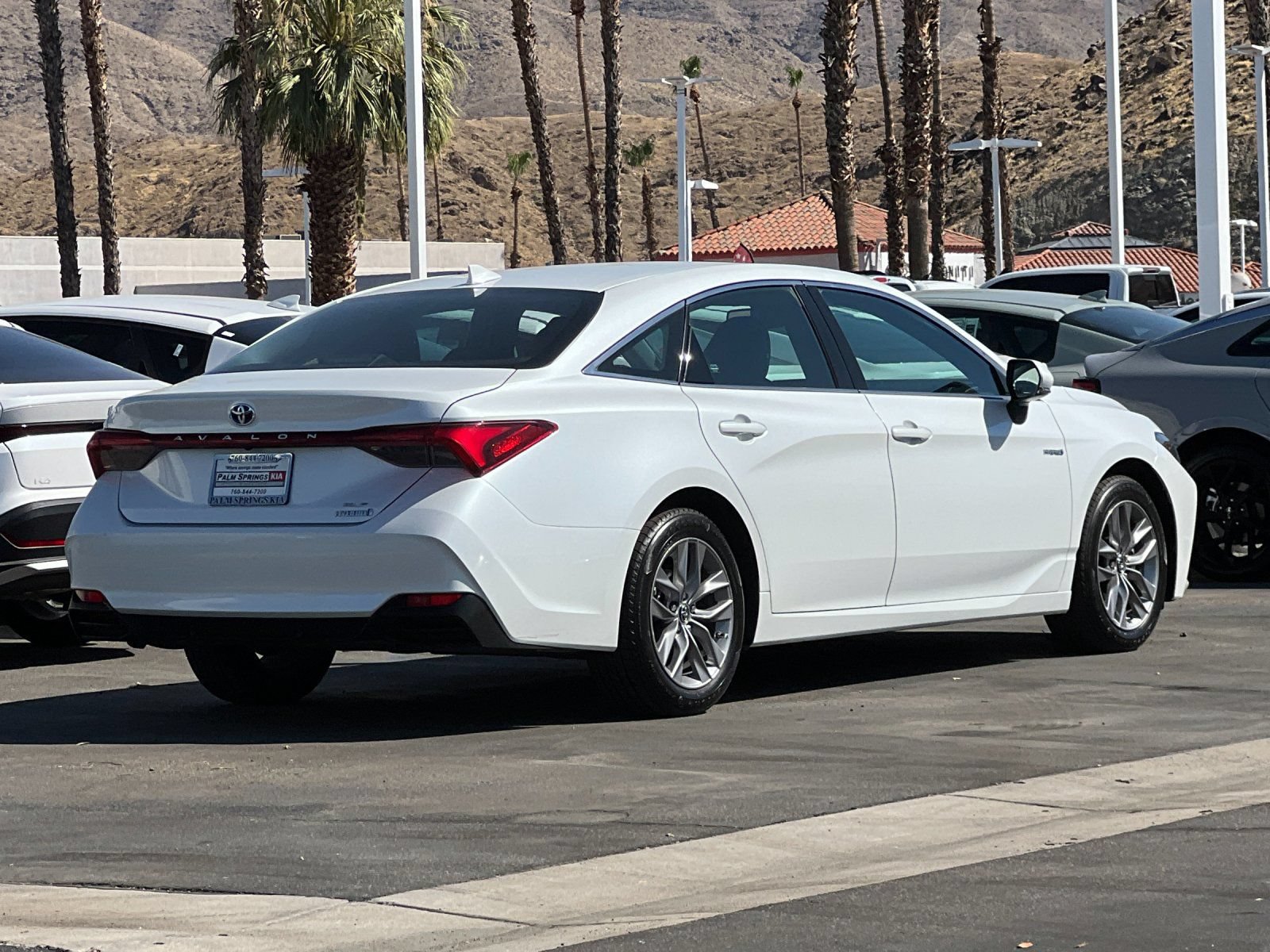 Used 2019 Toyota Avalon XLE w/ Moonroof Package FWD image 3
