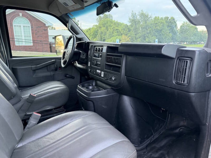 Used 2018 GMC Savana 3500 Extended w/ Driver Convenience Package RWD image 17