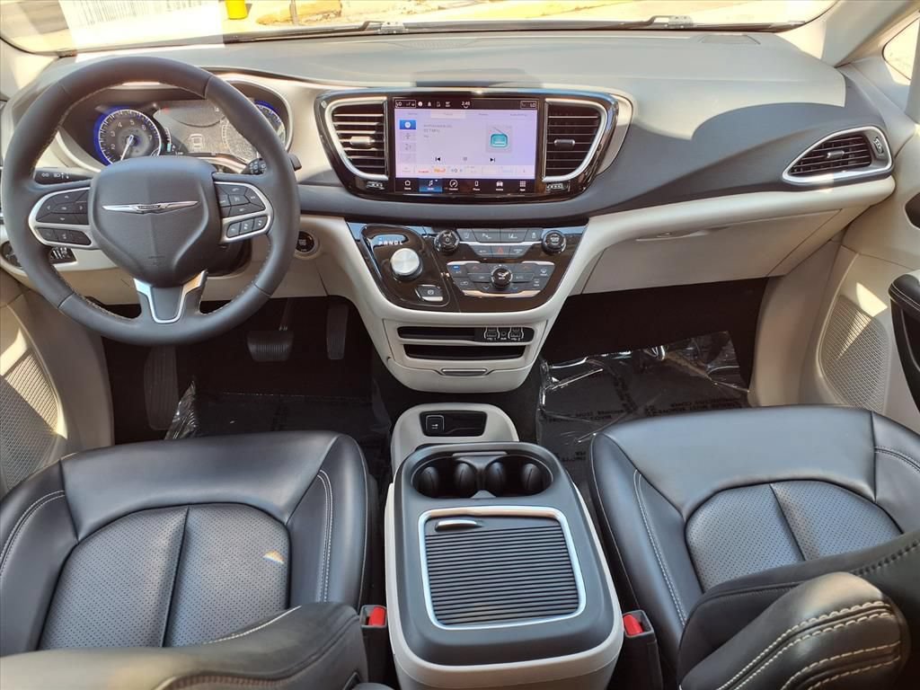 Used 2023 Chrysler Pacifica Touring-L FWD image 13