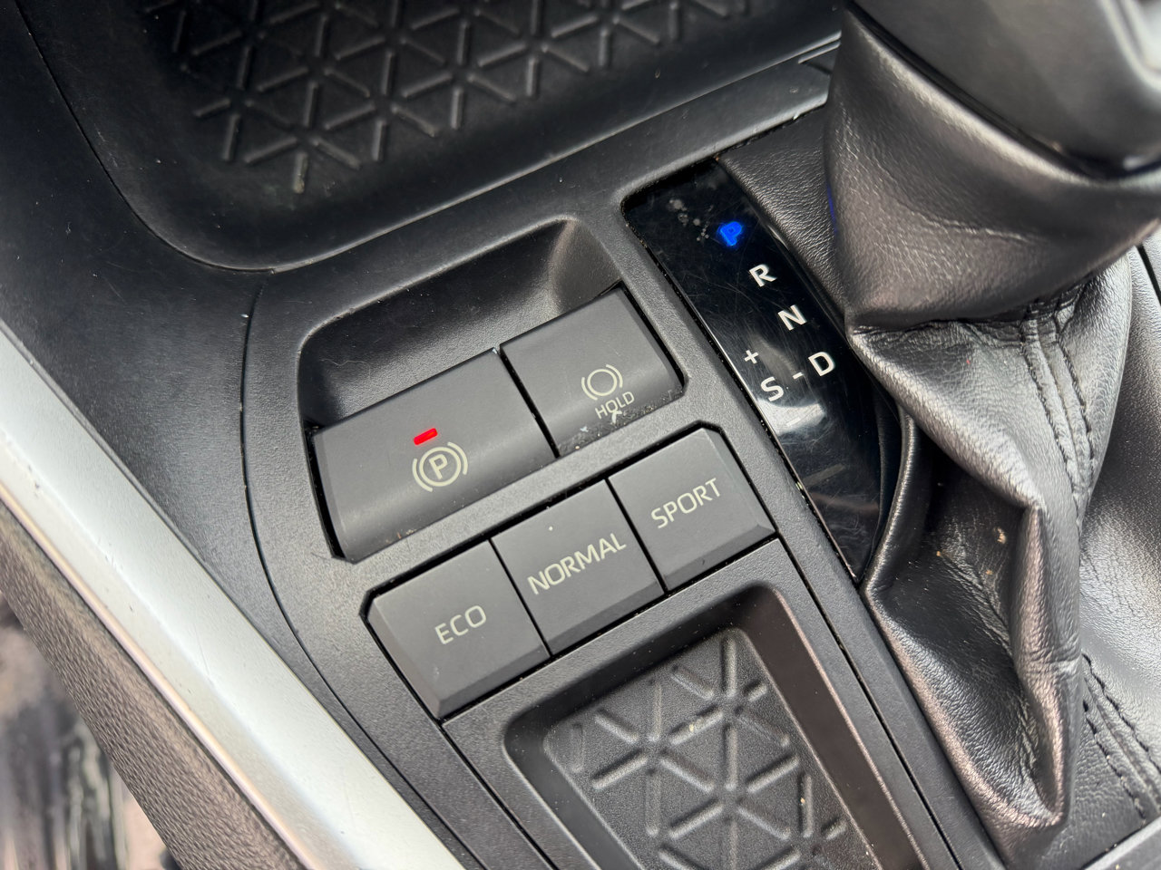 Used 2019 Toyota RAV4 LE image 33