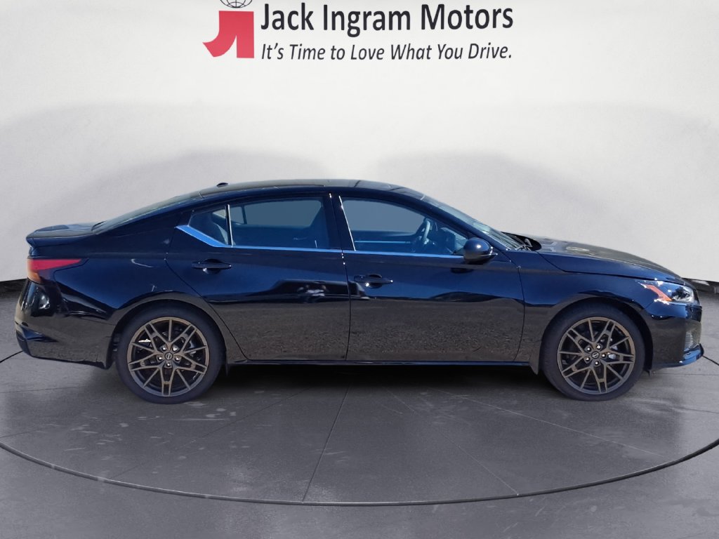 Used 2025 Nissan Altima 2.5 SR w/ SR Premium Package FWD image 6