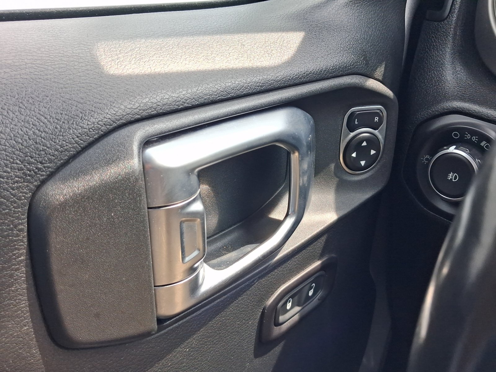 Used 2018 Jeep Wrangler Unlimited Sport S AWD/4WD image 13