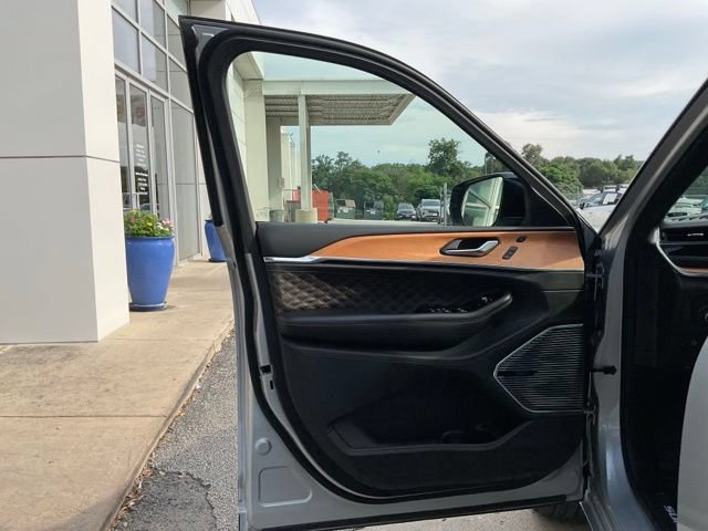 Used 2023 Jeep Grand Cherokee L Summit AWD/4WD image 11
