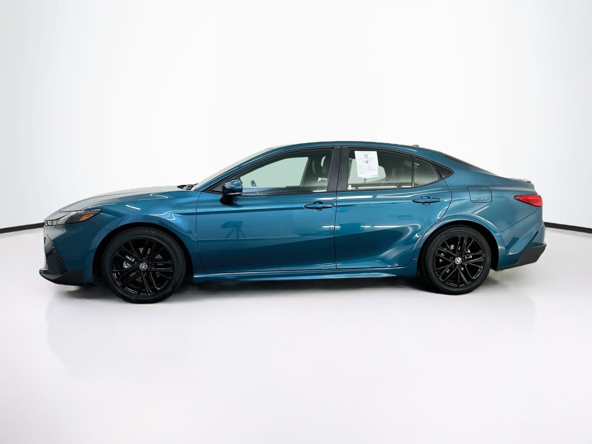 Used 2025 Toyota Camry SE FWD image 4