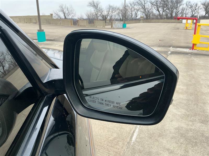 Used 2018 Land Rover Range Rover Velar R-Dynamic SE image 16