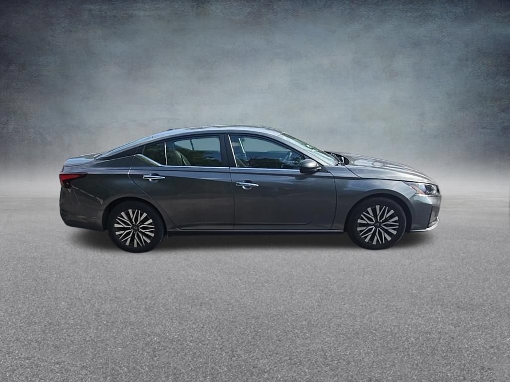 Used 2025 Nissan Altima 2.5 SV FWD image 9