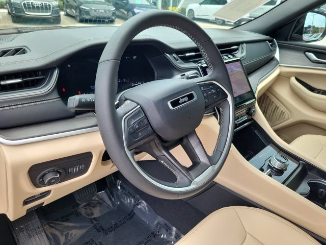 Used 2025 Jeep Grand Cherokee Limited AWD/4WD image 19