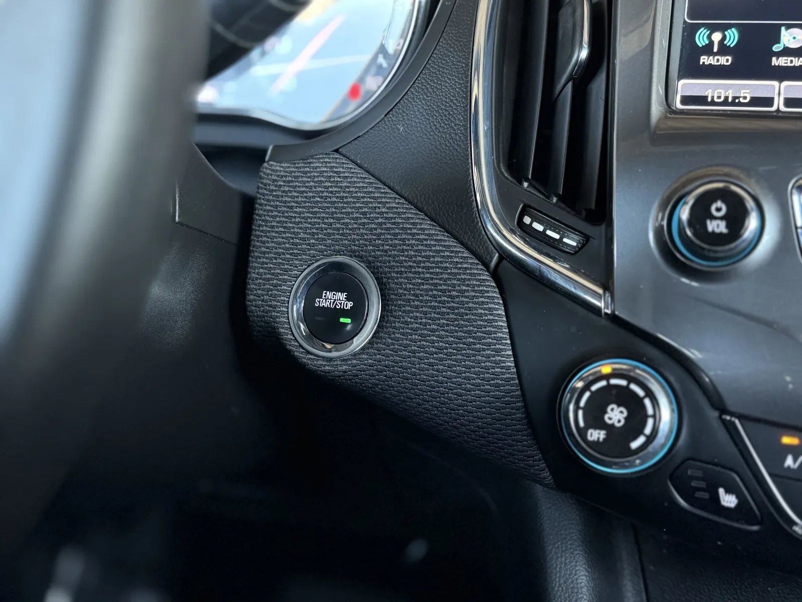 Used 2017 Chevrolet Cruze LT w/ Sun And Sound Package image 27