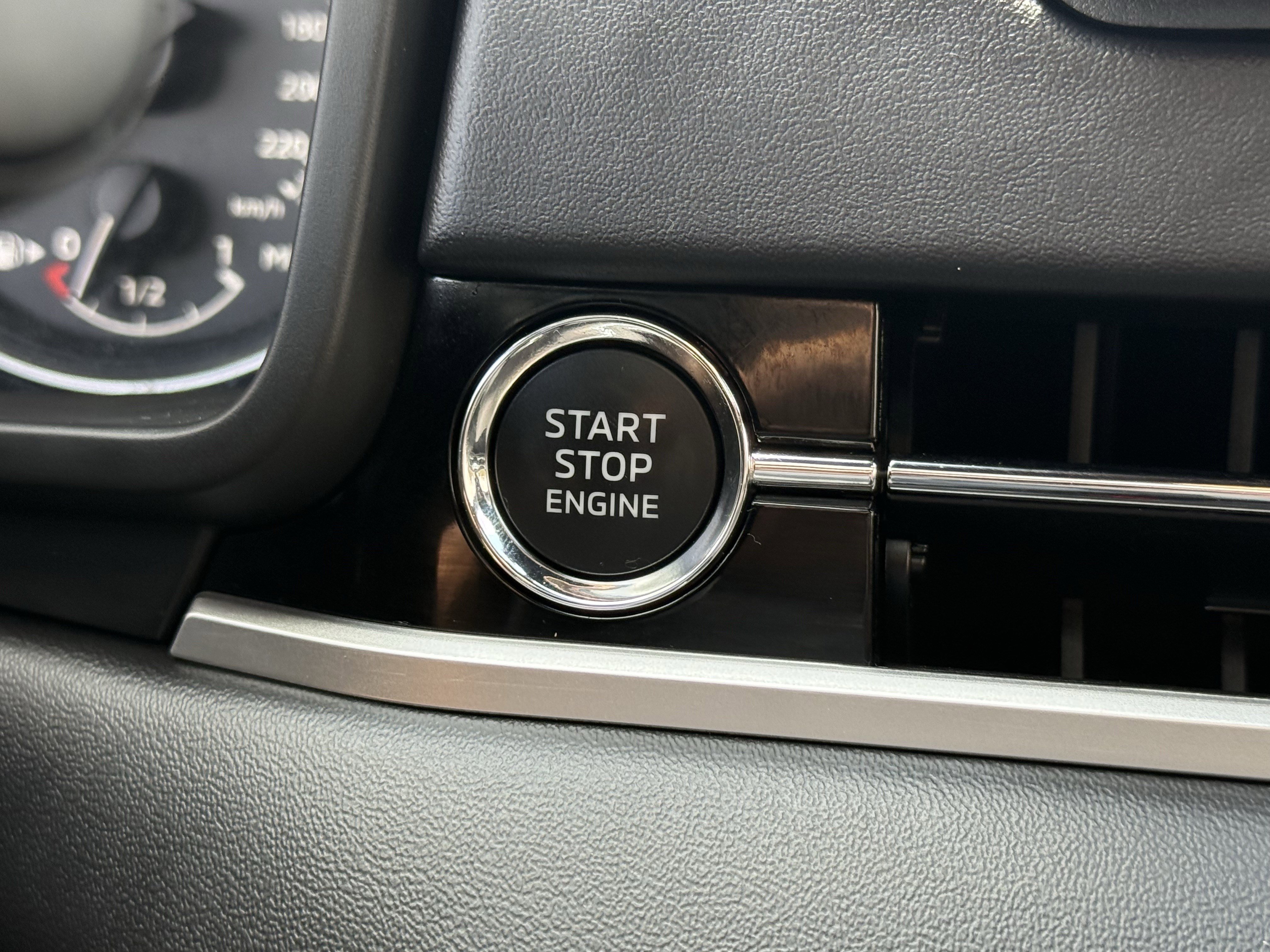 Used 2022 Mitsubishi Outlander SE image 25