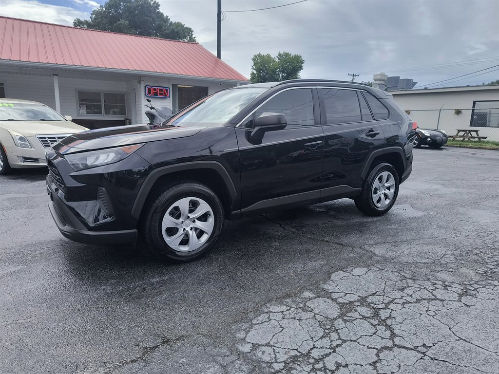 Used 2020 Toyota RAV4 LE image 1