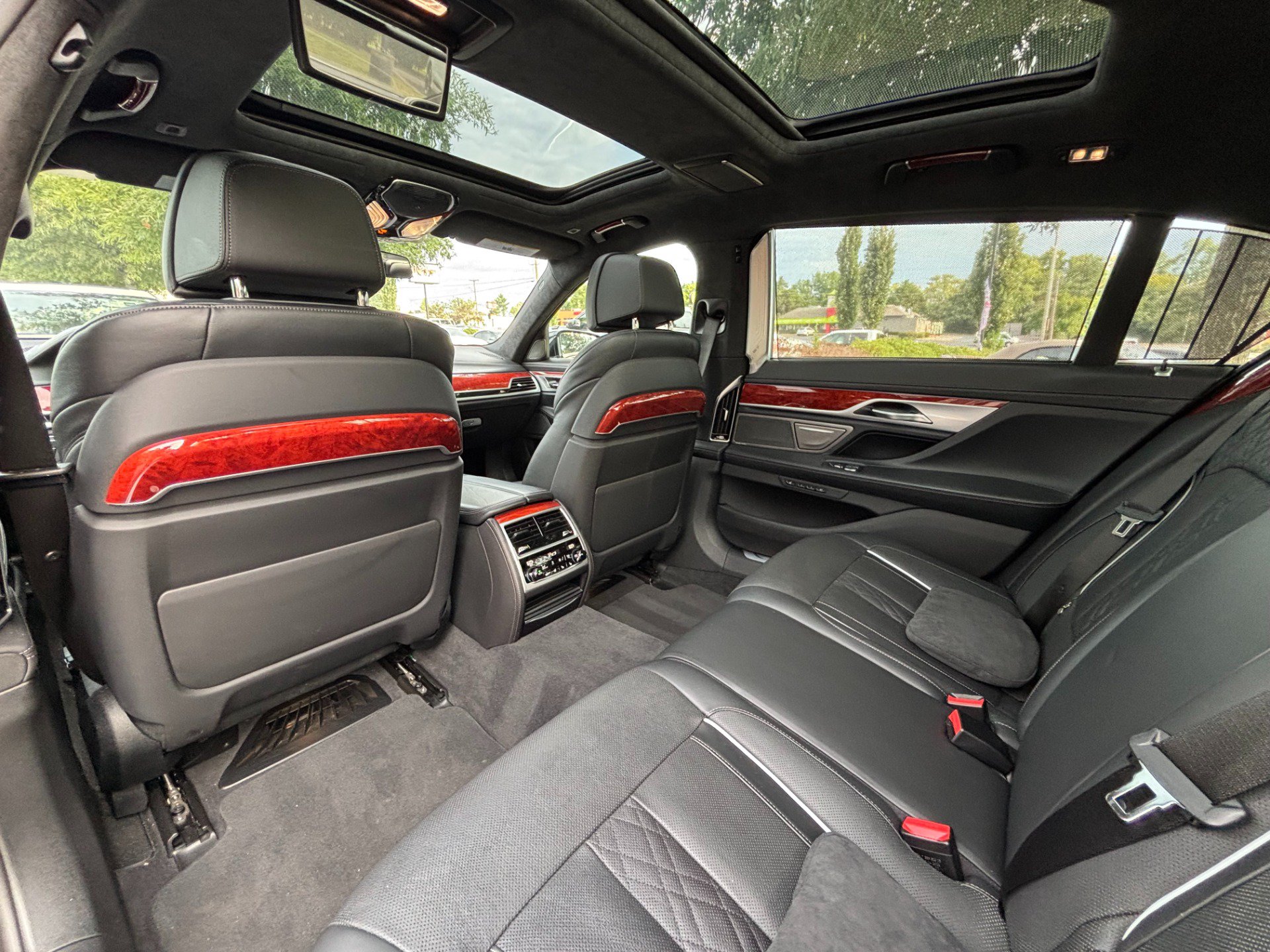 Used 2022 BMW ALPINA B7 xDrive w/ Luxury Rear Seating Package AWD/4WD image 16