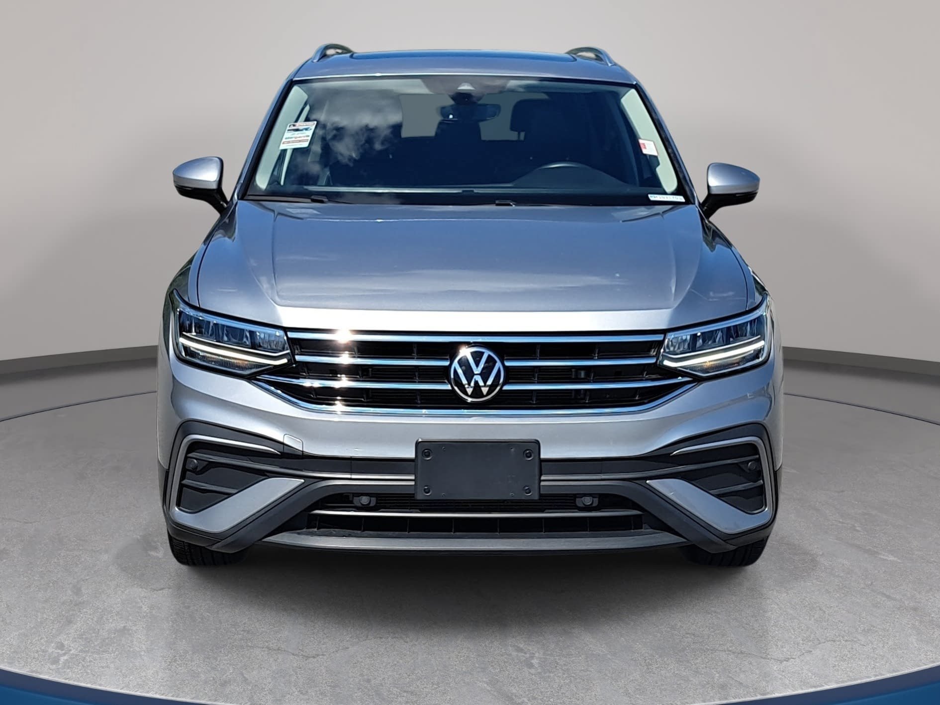 Certified 2023 Volkswagen Tiguan SE w/ Panoramic Sunroof Package AWD/4WD image 2