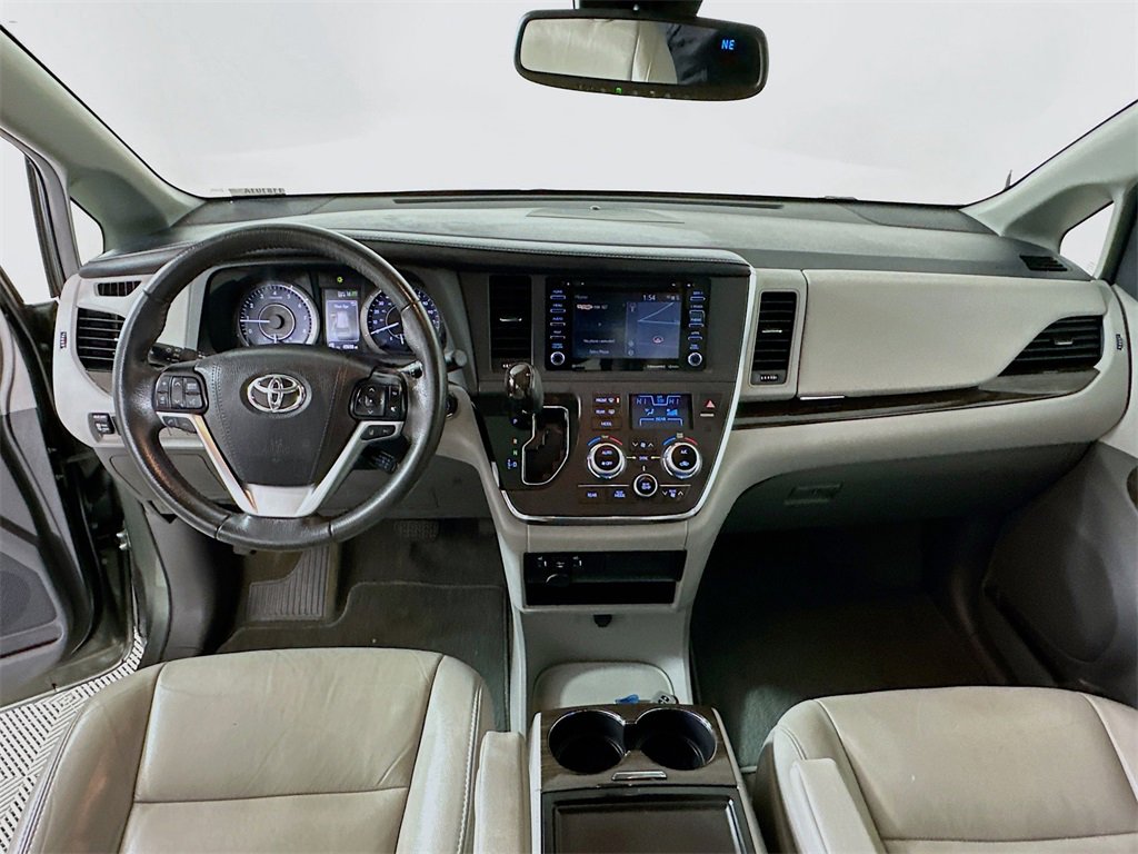 Used 2018 Toyota Sienna XLE image 3