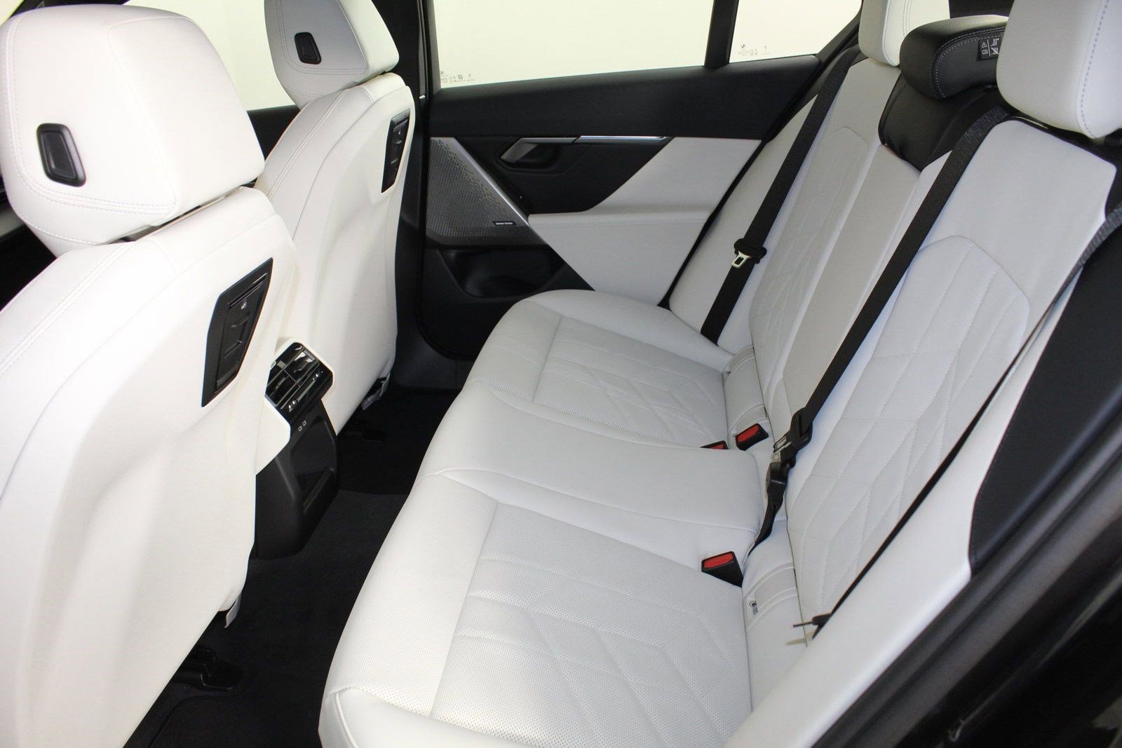 Used 2025 BMW 530i w/ Premium Package image 12