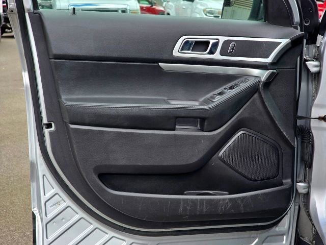Used 2015 Ford Explorer XLT w/ Equipment Group 202B AWD/4WD image 28