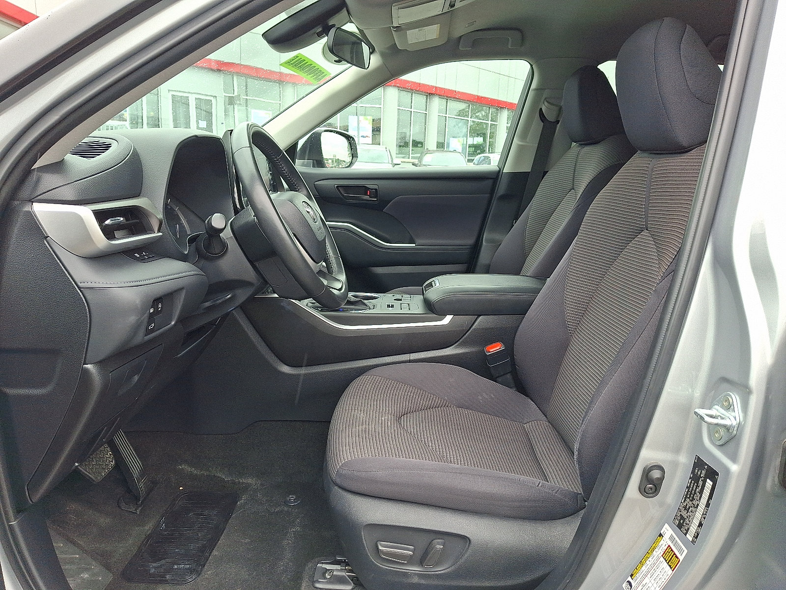 Used 2024 Toyota Highlander LE AWD/4WD image 14