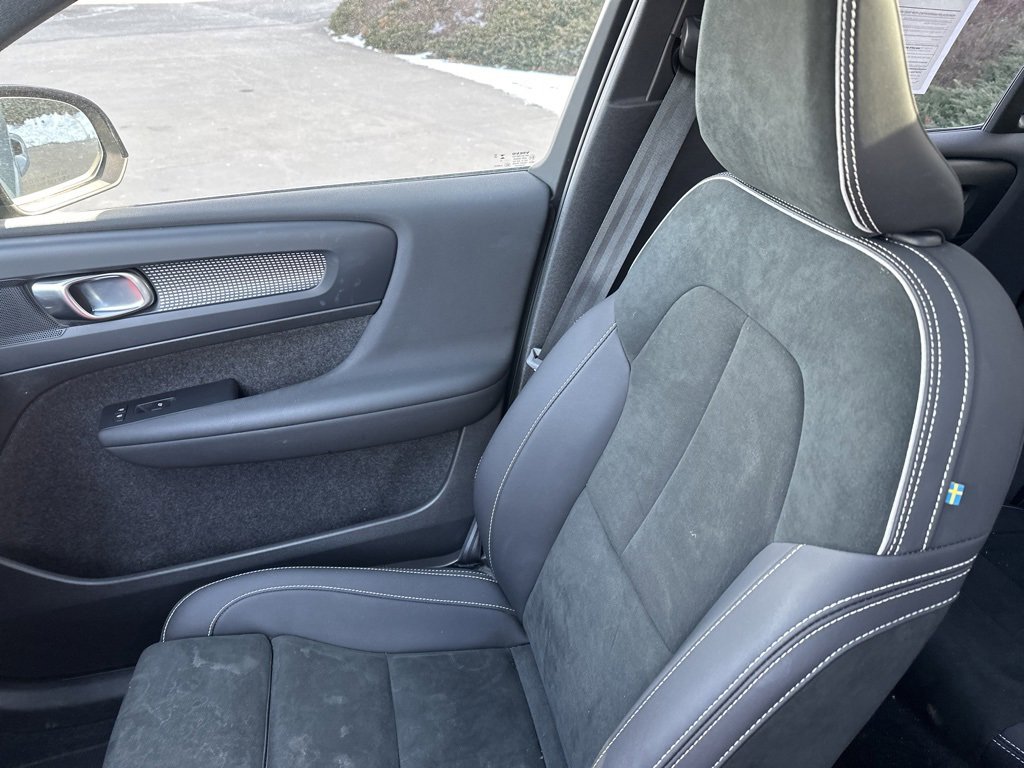 Certified 2023 Volvo XC40 B5 Ultimate w/ Protection Package Premier image 24