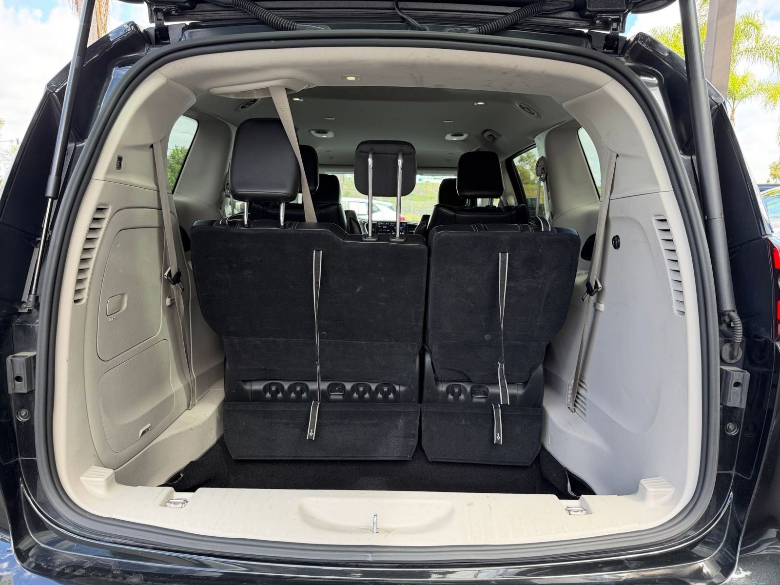 Used 2023 Chrysler Pacifica Touring-L image 34