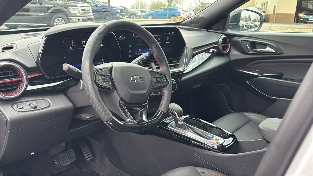 Used 2025 Chevrolet Trax RS w/ Sunroof Package FWD image 26