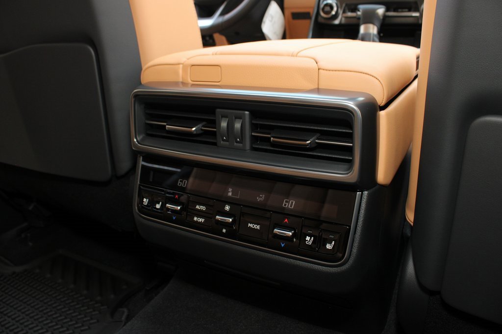 Used 2025 Lexus LX 600 4WD w/ Luxury Package image 28