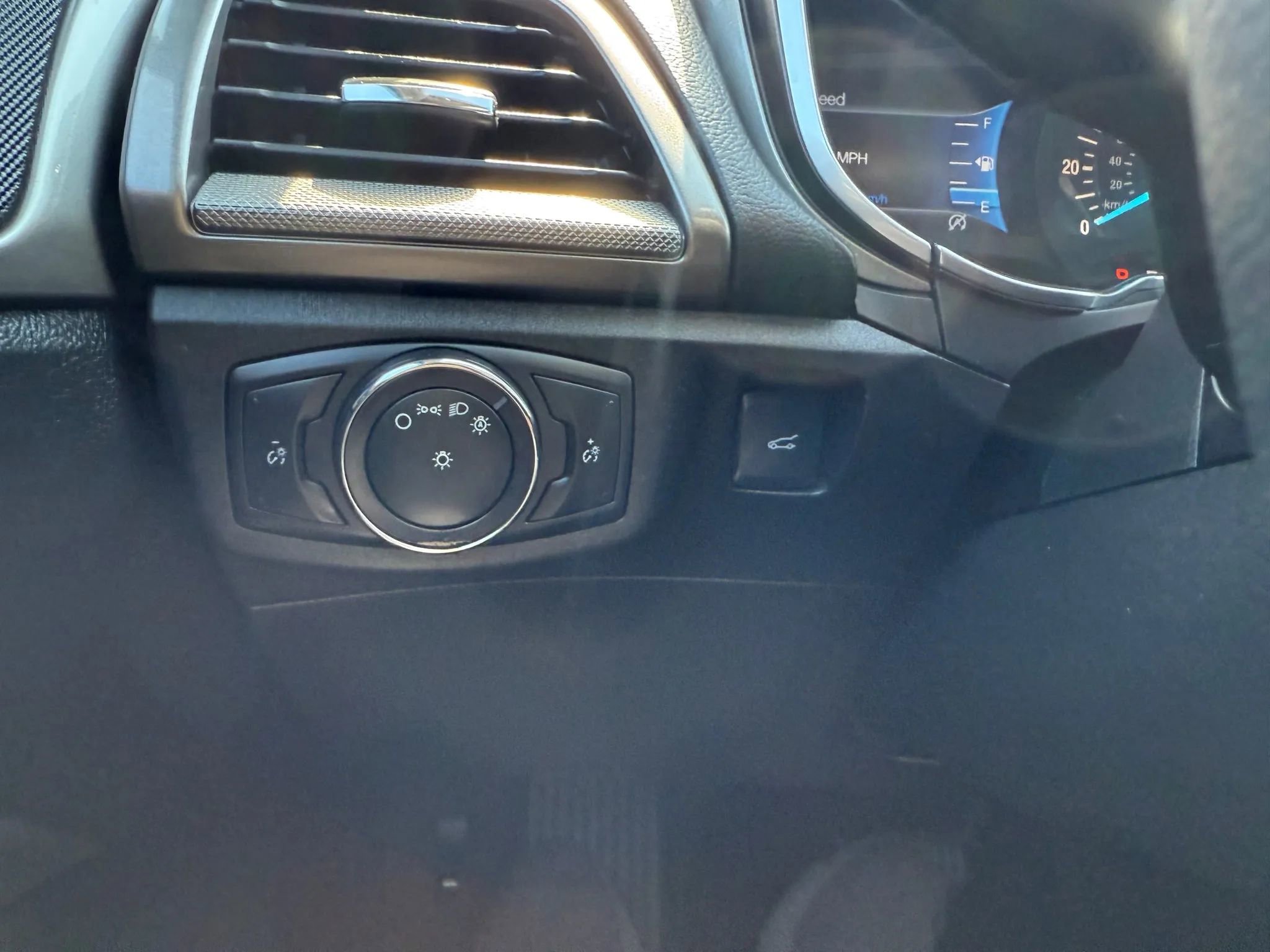 Used 2017 Ford Fusion SE w/ Fusion SE Technology Package image 30