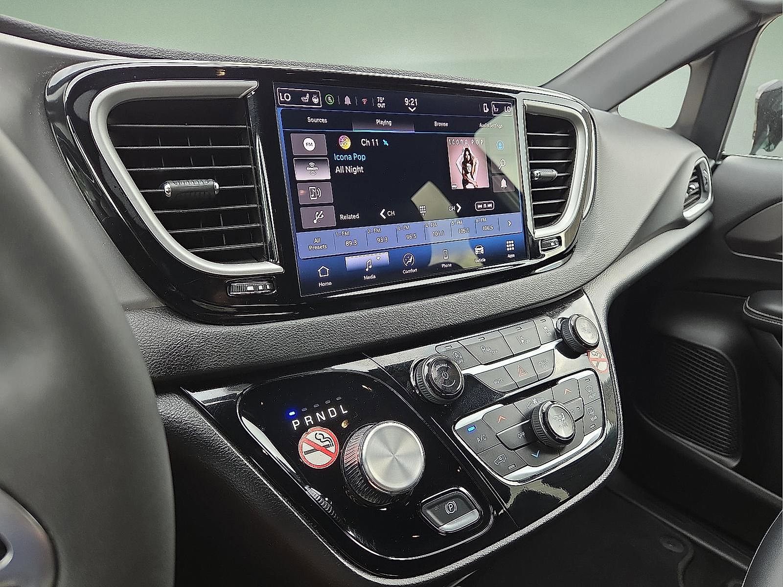 Used 2025 Chrysler Pacifica Select FWD image 16