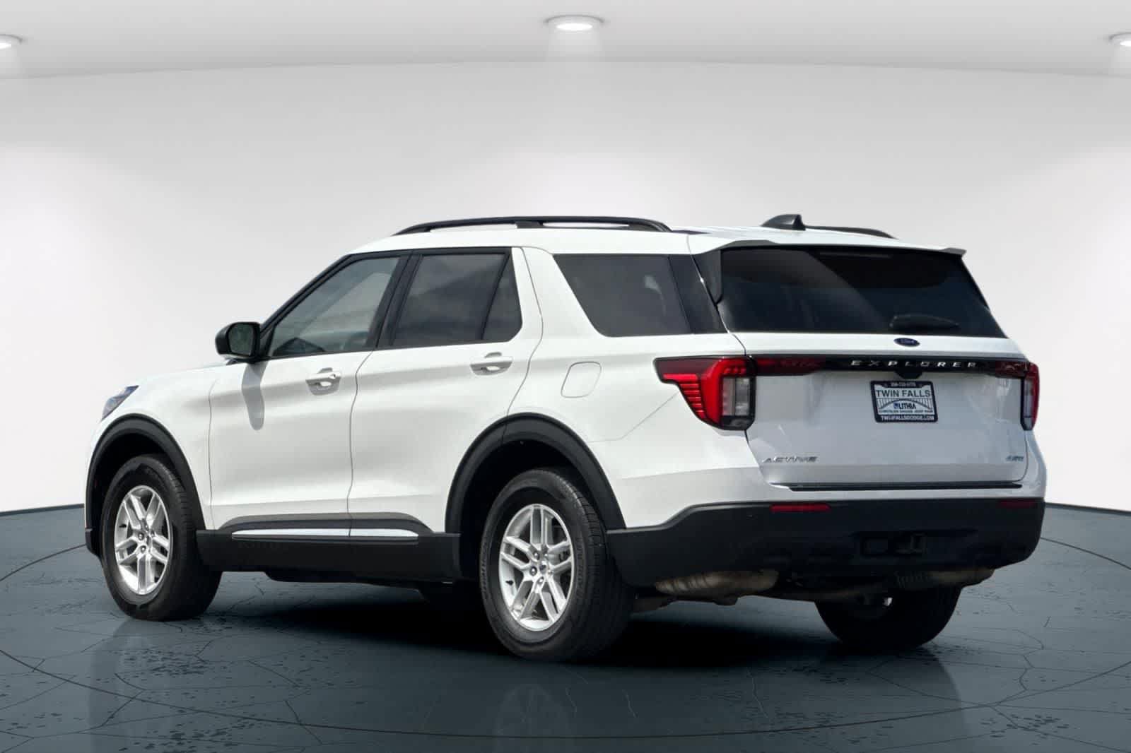 Used 2025 Ford Explorer Active AWD/4WD image 8