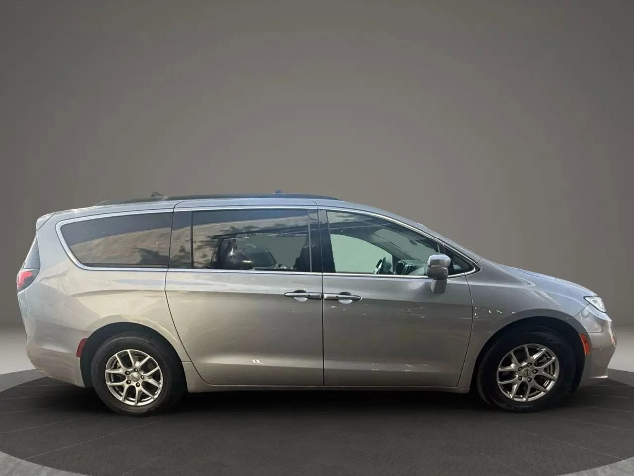 Used 2021 Chrysler Pacifica Touring w/ Uconnect Theater Family Group image 4