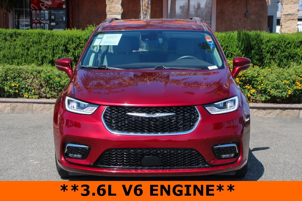 Used 2021 Chrysler Pacifica Touring w/ Uconnect Theater Family Group image 3