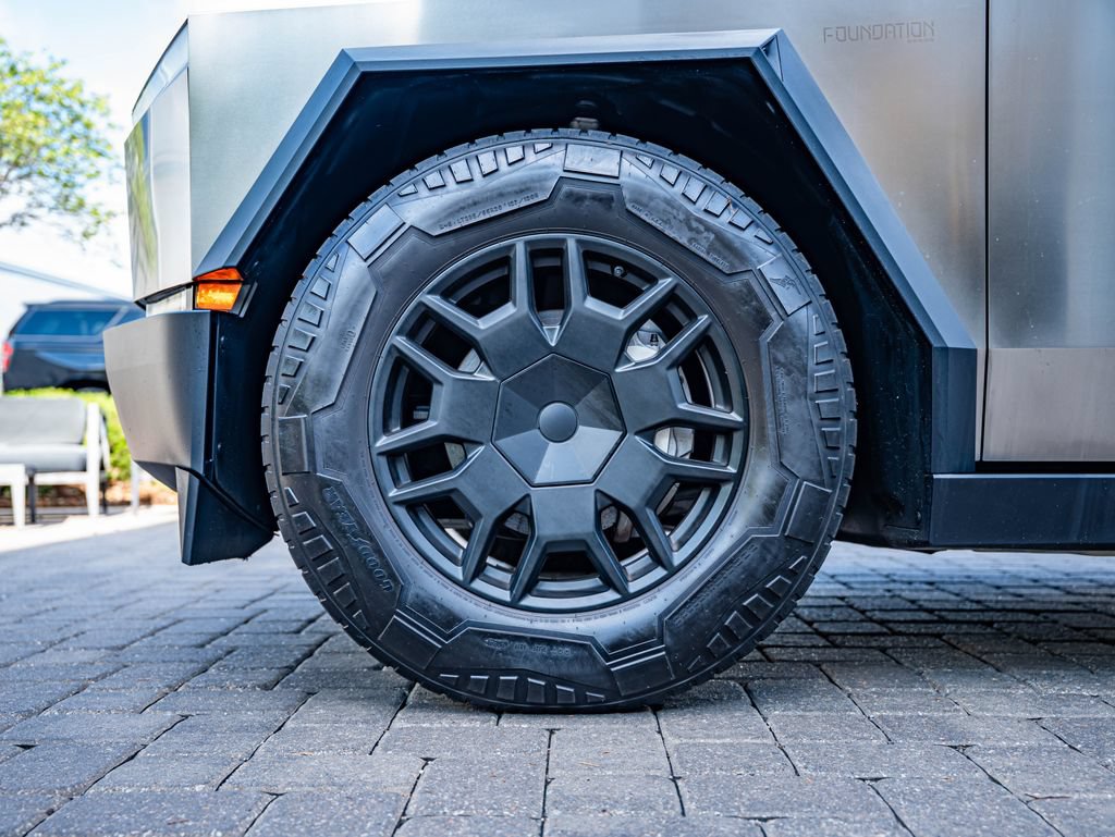 Used 2024 Tesla Cybertruck AWD Crew Cab image 11