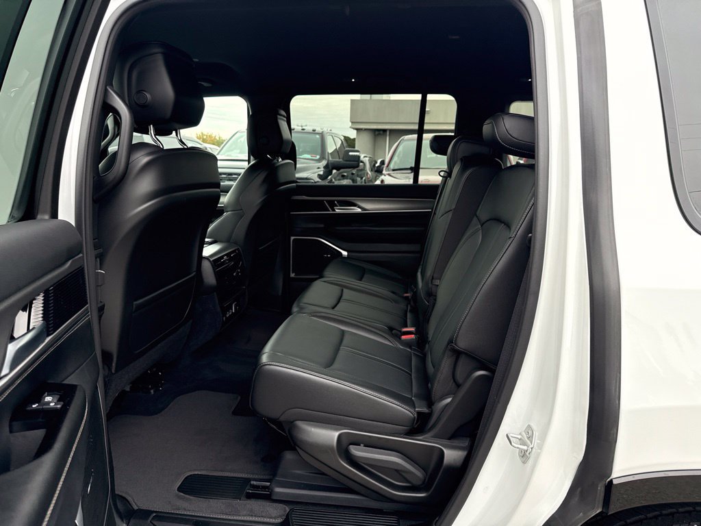 Certified 2025 Jeep Wagoneer 4WD image 24