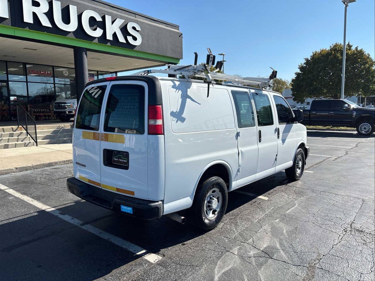 Used 2017 Chevrolet Express 2500 RWD image 8