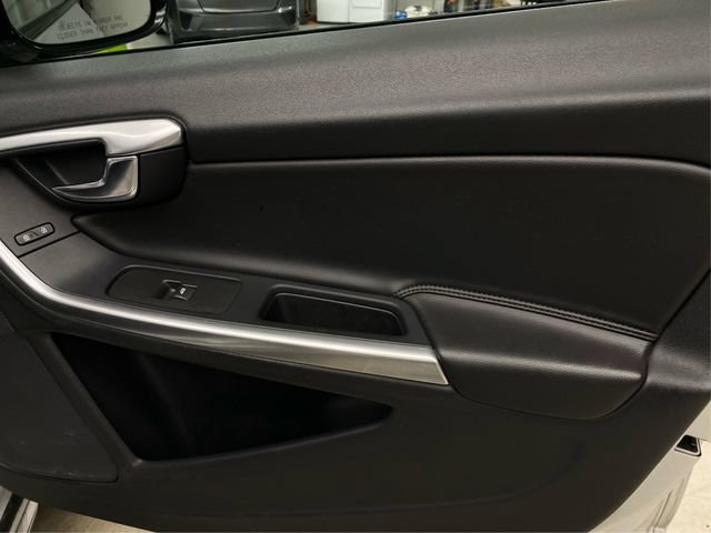 Used 2018 Volvo V60 T5 Cross Country AWD/4WD image 28