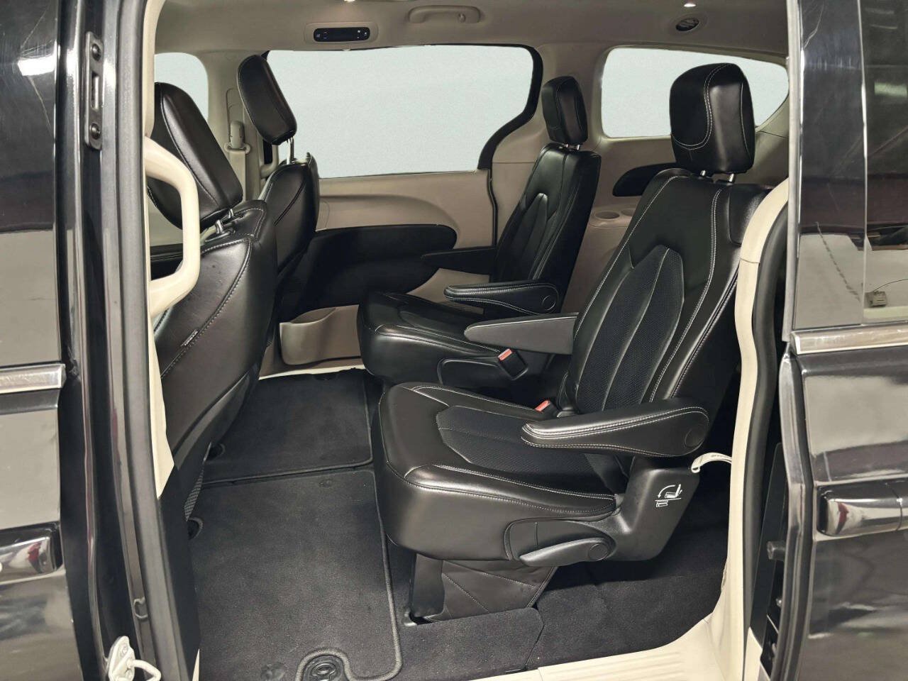 Used 2021 Chrysler Voyager Lxi FWD image 16