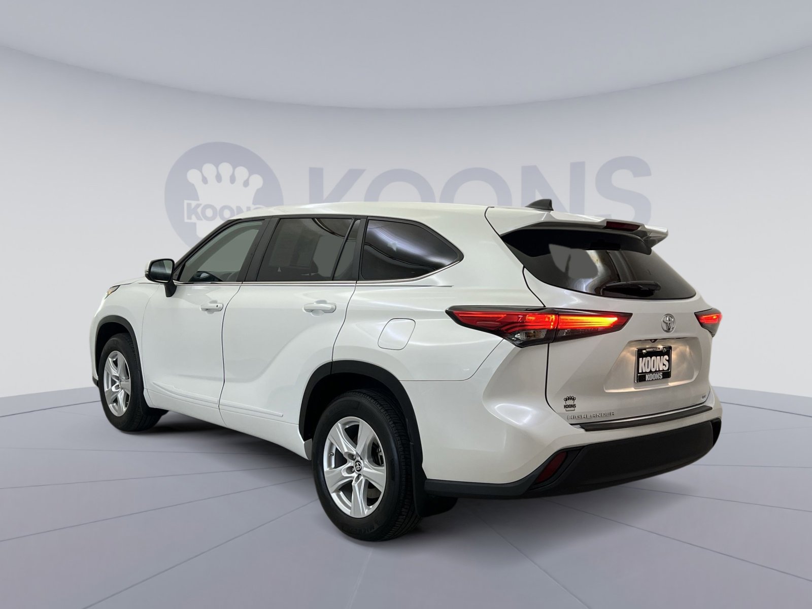 Used 2023 Toyota Highlander LE image 4