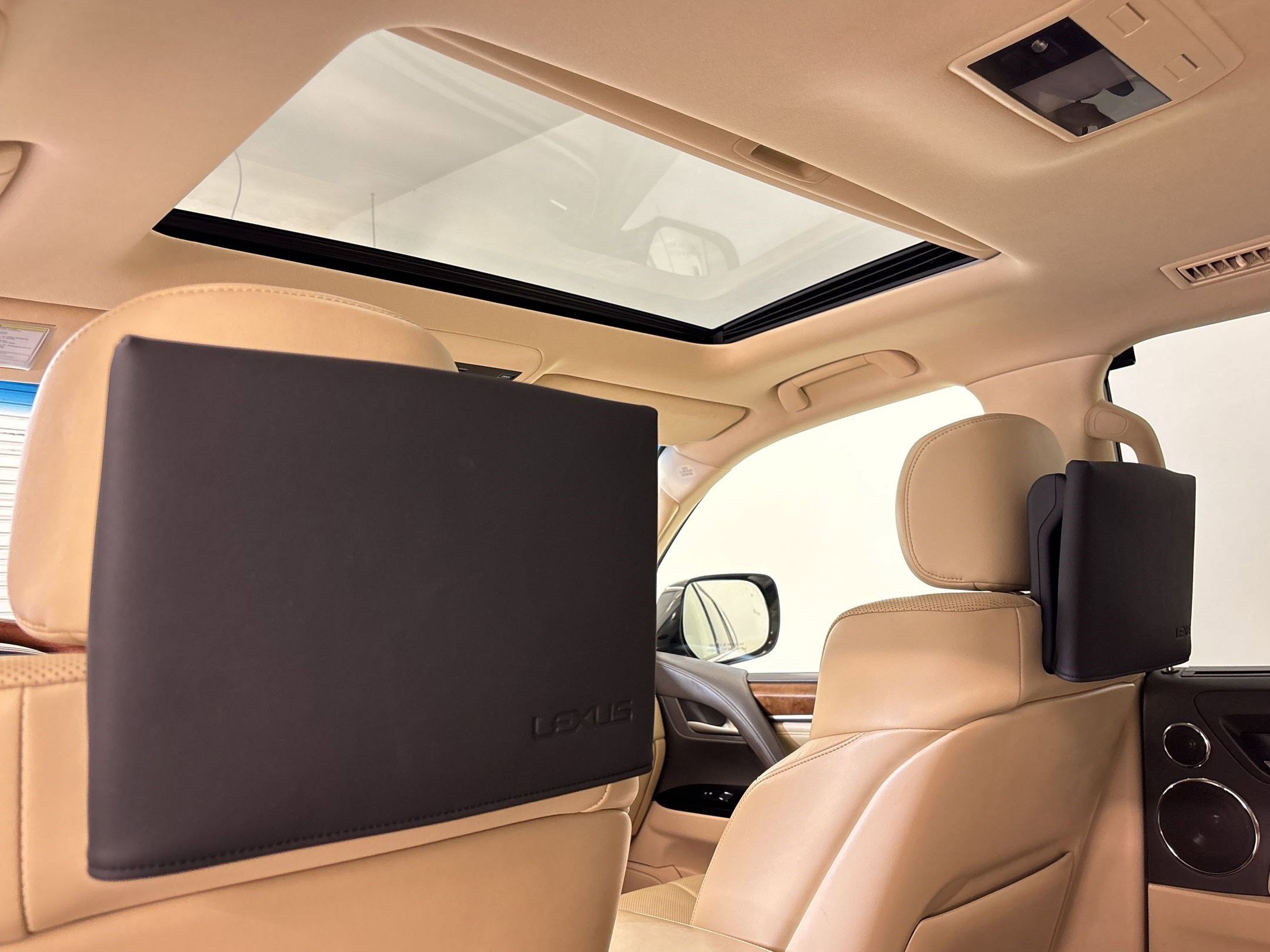 Used 2020 Lexus LX 570 4WD w/ Luxury Package image 32