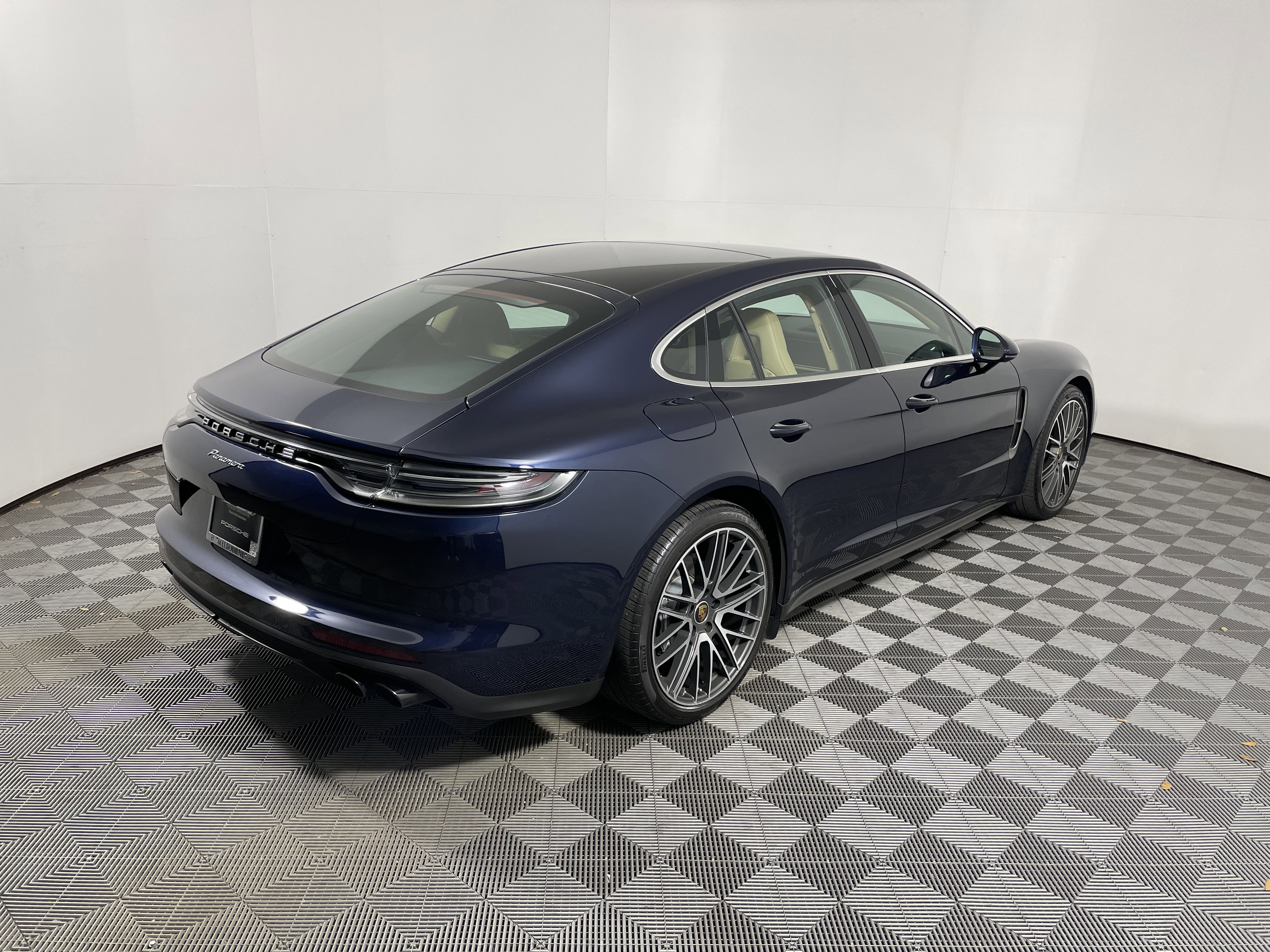 Used 2023 Porsche Panamera image 7