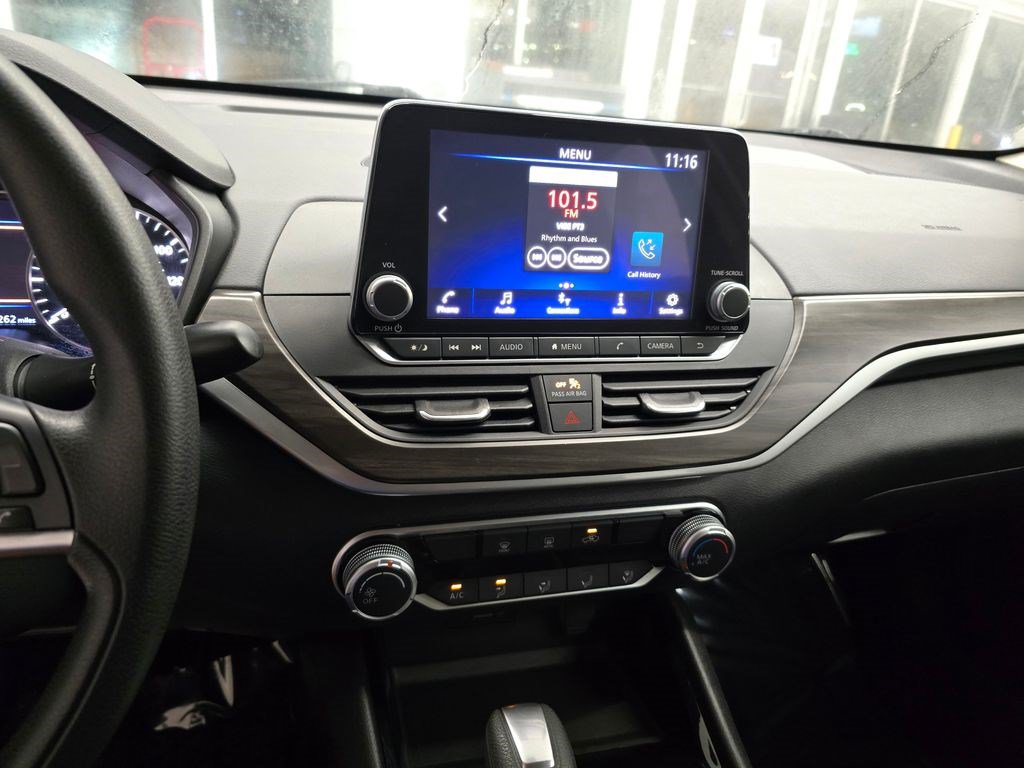 Used 2024 Nissan Altima 2.5 SV FWD image 21