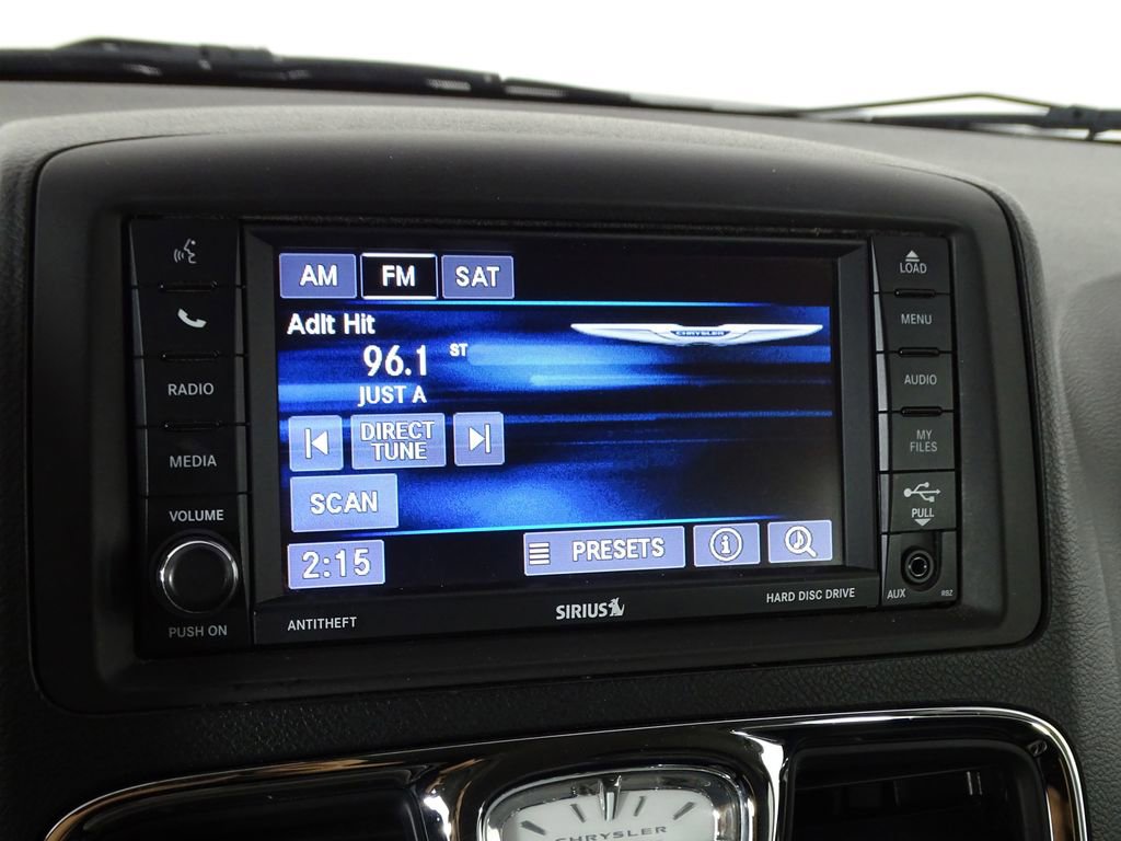 Used 2014 Chrysler Town & Country Touring image 32